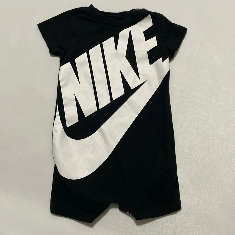 Nike baby Onsie size 6 months 62-68 cm black and white
